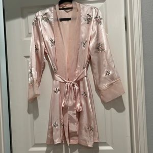 Morgan Taylor Baby Pink Embroidered Satin Robe. Size Small/Med! EUC!